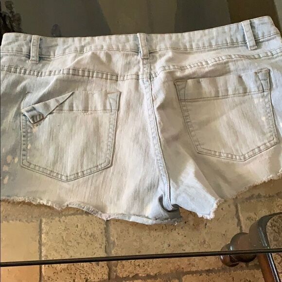Light denim shorts   - Picture 2 of 2